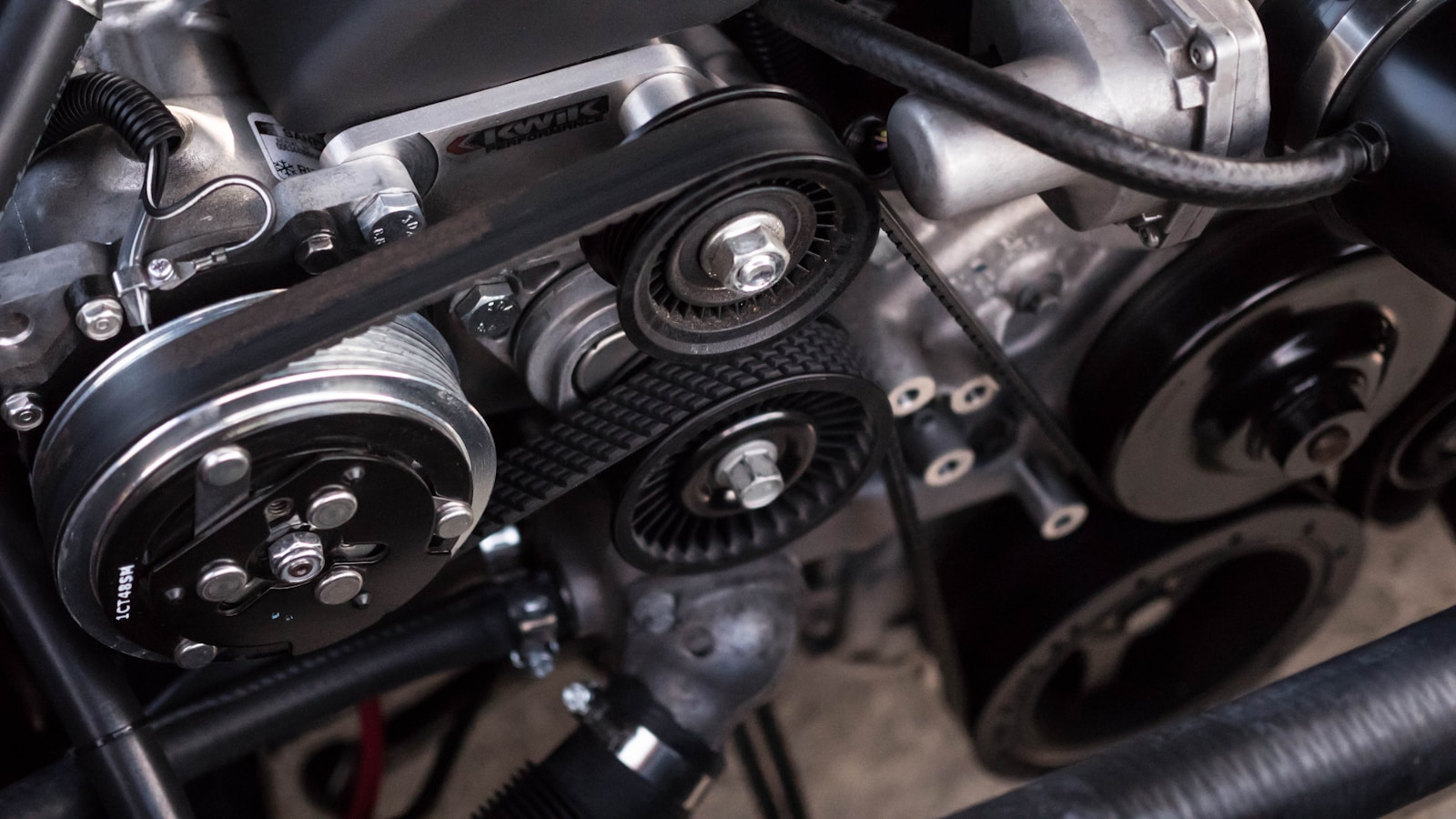 Motor automotivo em detalhe, representando custos, margem e lucro real da oficina
